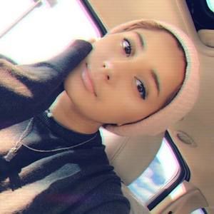 Meet your Posher, Adela